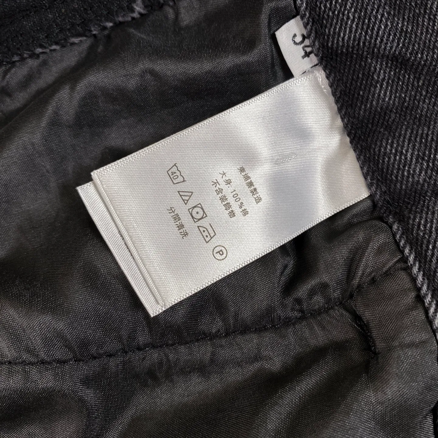 P270 CH Chromehearts limited edition orange cross patch leather black work jeans denim logging pants, counter price 34W level, patch cross pattern embellishment, washed jeans! ! An absolutely high-end luxury product, a 1.9W-level god-level single product, a super popular product, made by top heavy industry, a magic weapon that cannot be missed! [About Zangyin] This is an extremely luxurious fashion brand that can also be called the aristocracy of the high street. It has always been an exclusive brand for some hipsters or rich second generations. Compared with ordinary high streets, it is more luxurious and noble. Compared with luxury brands, it is more fashionable and individual. It has always been a brand that I have a special liking for. [Top heavy industry fashion design] Consistently high-street luxury style. Speaking of this style, the Zangyin family and GU family are definitely the leading representative brands. Especially the Zangyin family has really achieved a state-of-the-art effect in creating high-street style. The unique washed material is used to create this style. The color system is already quite eye-catching. After it is decorated with patchwork cross flowers, it cleverly highlights the charm of the brand. Secondly, this style uses classic The high-waist cutting design highlights the long legs and fashionable temperament of the upper body. The brand is highly recognizable and the slim fit configuration is more suitable for daily wear. It is a product that interprets personality, fashion, and specifications at a glance. This single product is enough to make any fan excited. It can be a white T-shirt for a youthful college style, or a tight suspender for a royal style. It has strong matching ability and can be easily controlled by men.  [Materials and craftsmanship] Needless to say, this point goes without saying. As an excellent craftsman brand, Zangyin’s requirements for details and craftsmanship are really perfect. The washed color of this model has gone through so many processes, not to mention the embellishment of denim appliques. It is also purely hand-made and sewn. Just like what they believe in, only hand-made things have soul and have the meaning of wear. A top-notch heavy-duty fashionable denim item, I look forward to your perfect interpretation! !  Color: black gray Size: 28-34